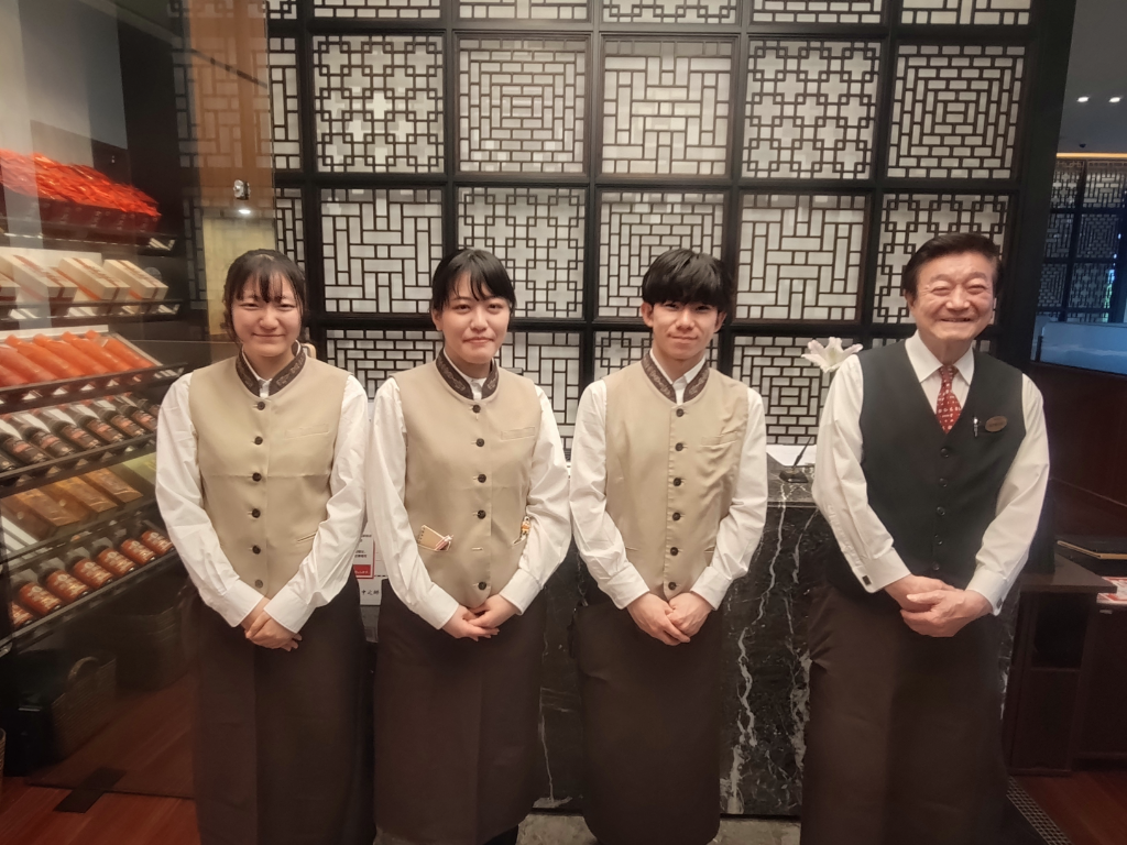 ホールスタッフ